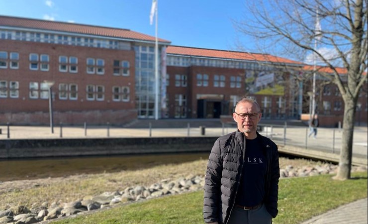 Der er huller i taget og snart slår fundamentet revner